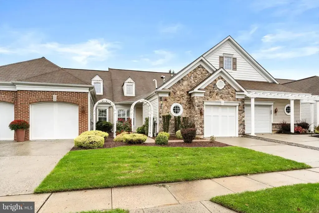 85 Sparrow Dr, HAMILTON