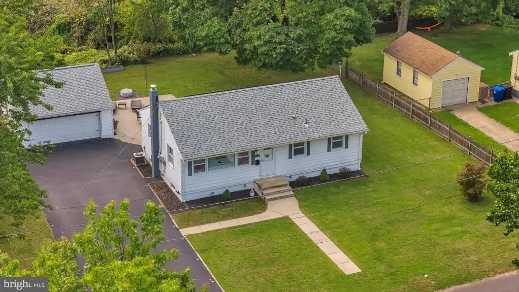 130 Fairfax Dr, CINNAMINSON