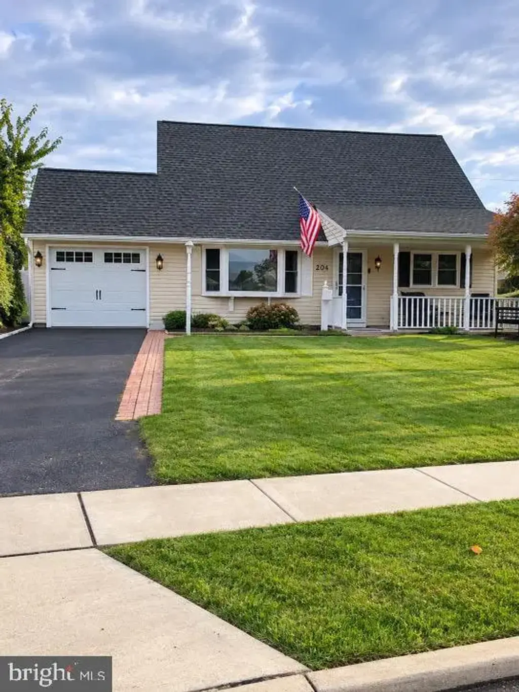 204 Elderberry Dr, LEVITTOWN