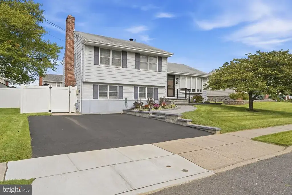 84 Winding Way, HAMILTON