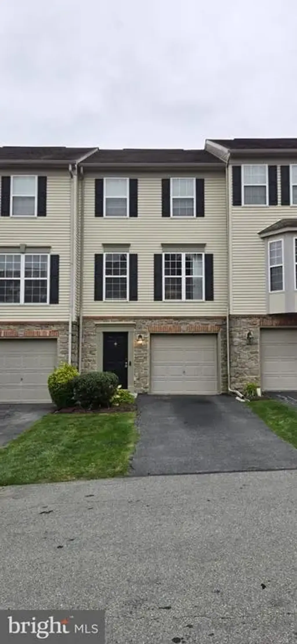2702 Hunt Club Dr #2, YORK