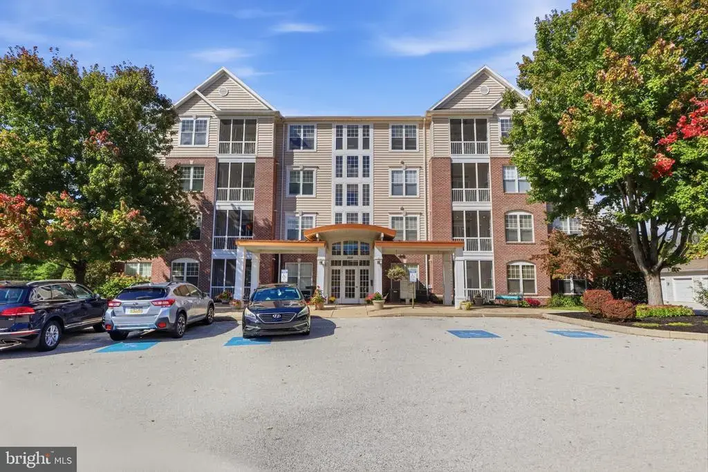 1010 Crest Way #202, YORK
