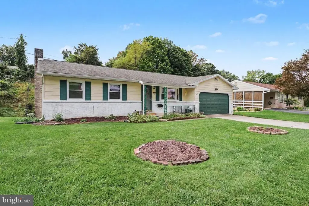 3261 Trinity Rd, HARRISBURG