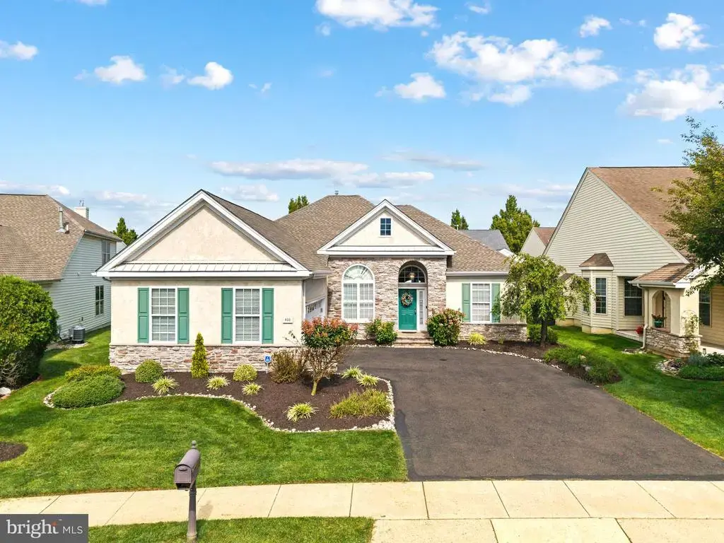 933 Laurens Ln, WARWICK