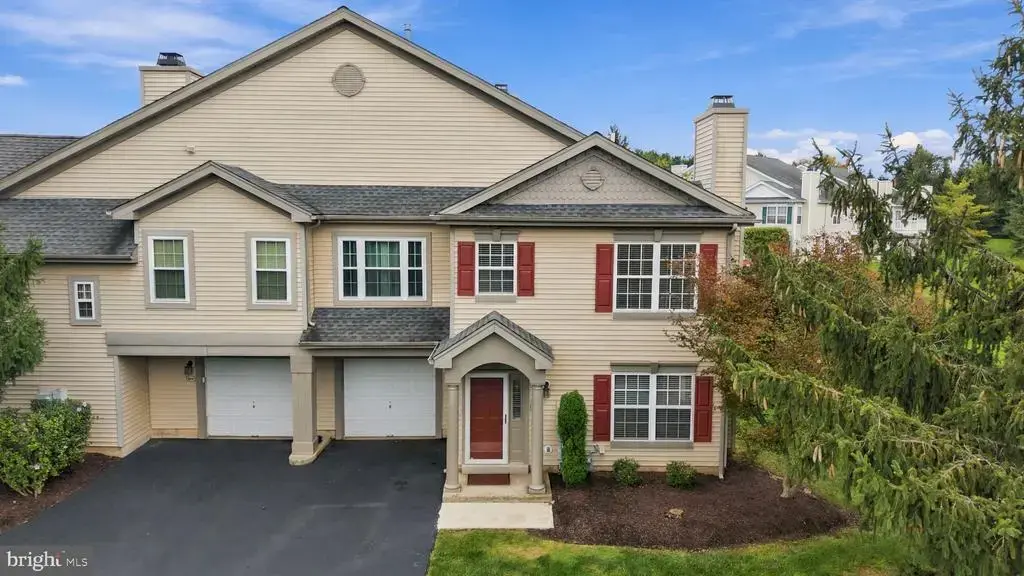 208 Monarch Ct, WARWICK TWP