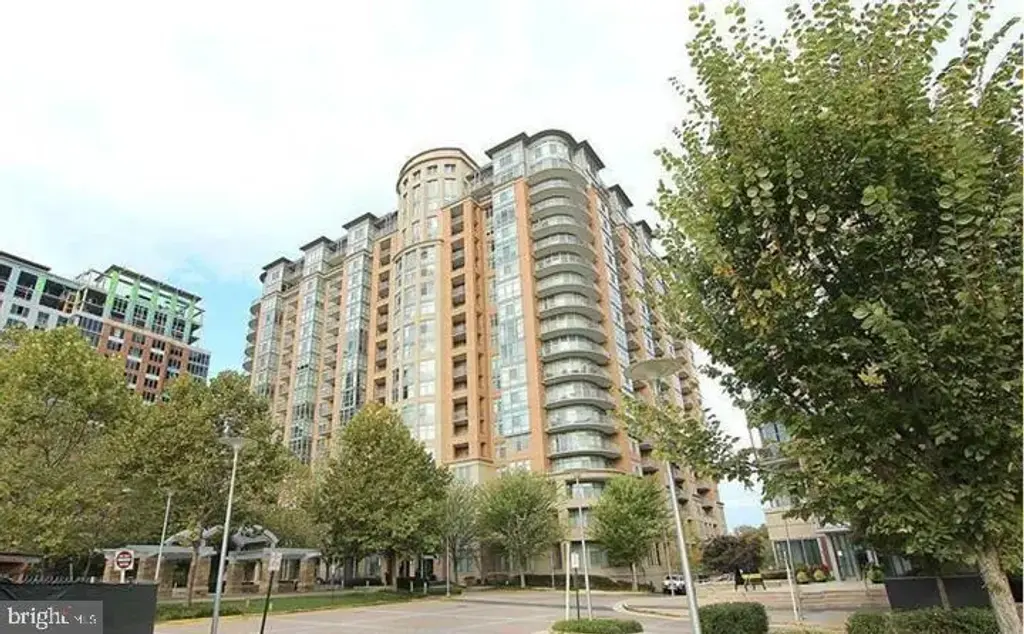 8220 Crestwood Heights Dr #1102, MCLEAN
