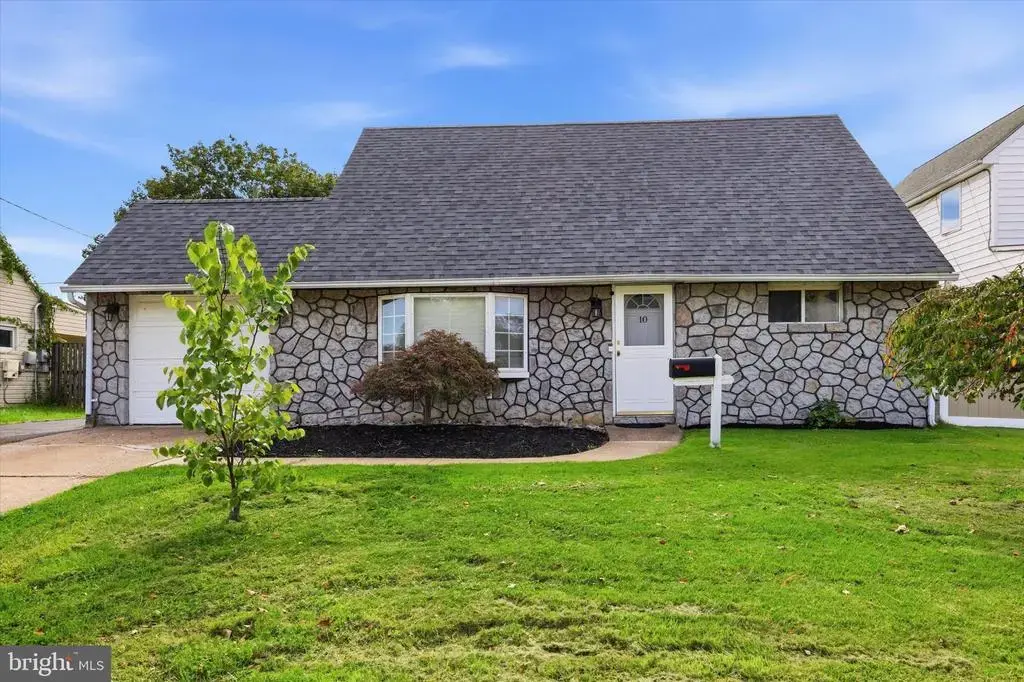 10 East Ln, LEVITTOWN