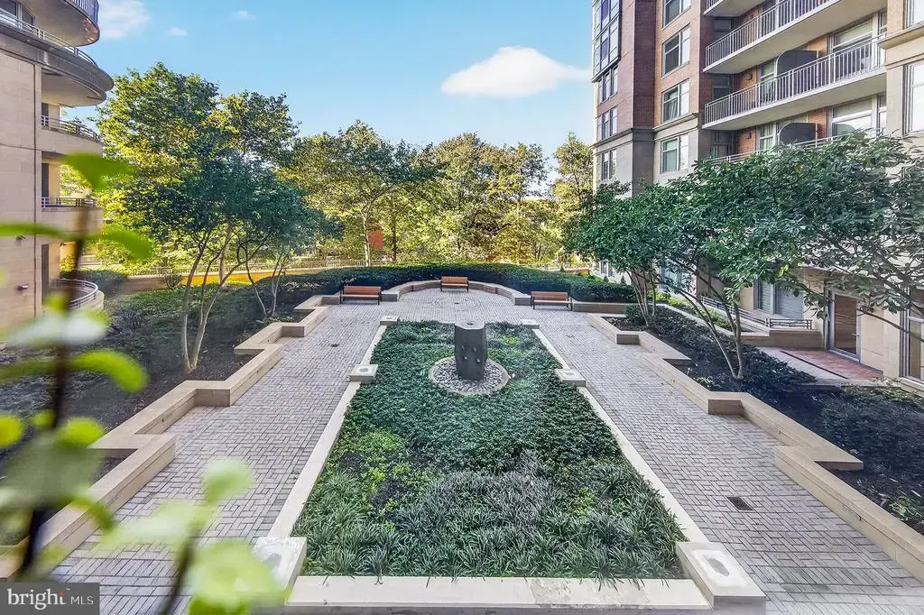 8220 Crestwood Heights Dr #202, MCLEAN