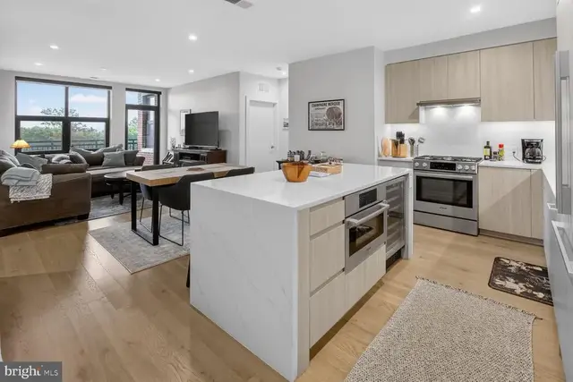 737 Swann Ave #310, Alexandria