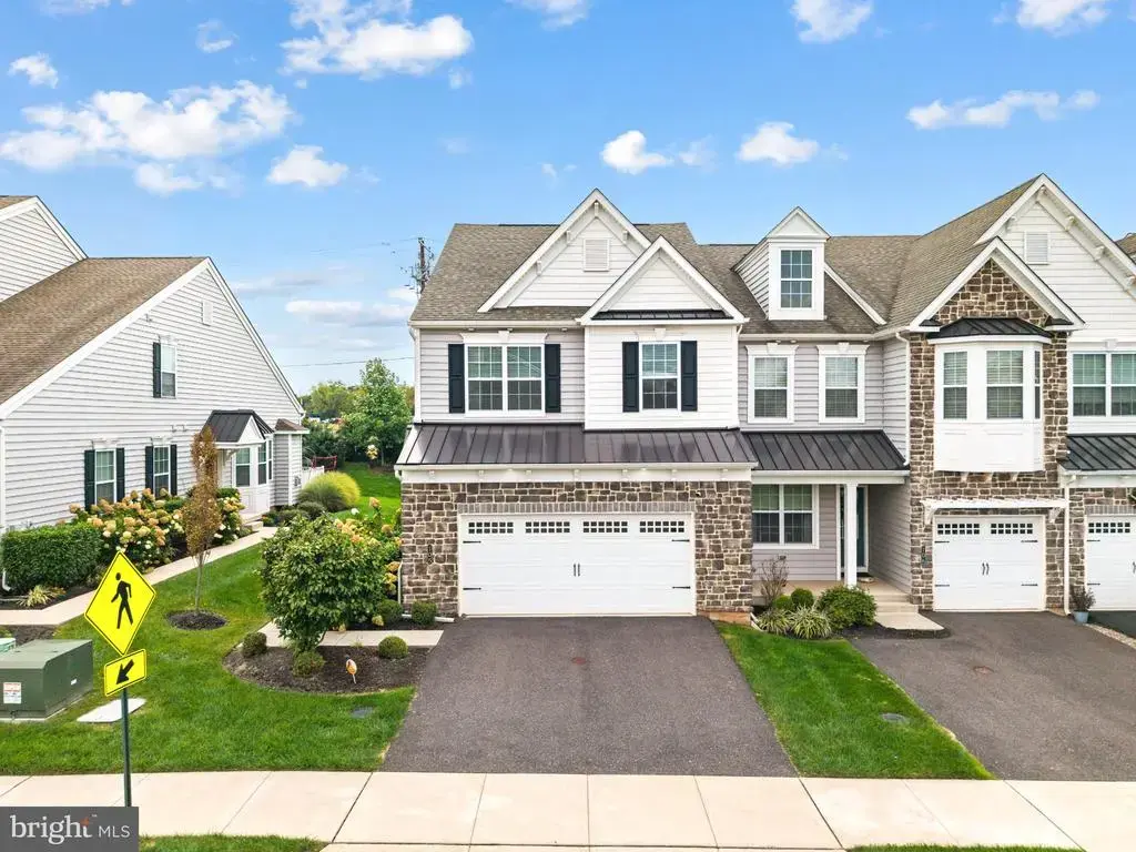 105 Woodwinds Dr, COLLEGEVILLE