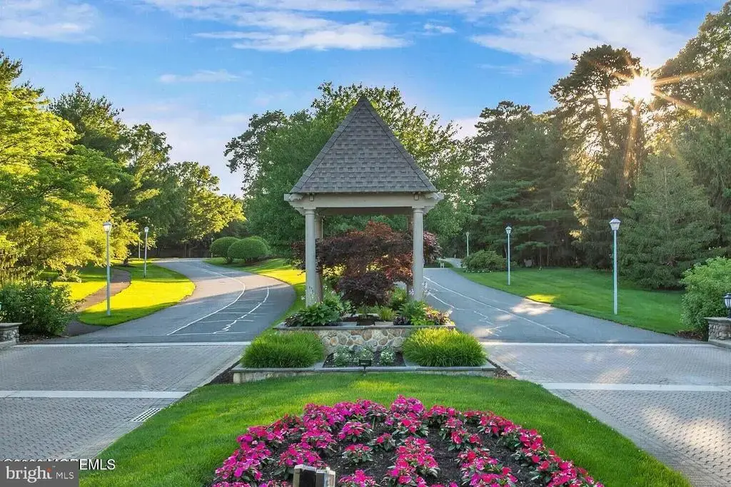 42 Spring Dr, LAKEWOOD