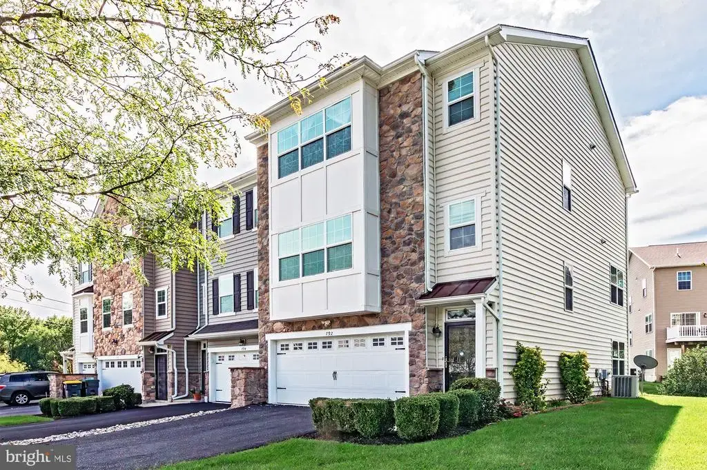 792 Jacobsen Cir #143, NEWARK