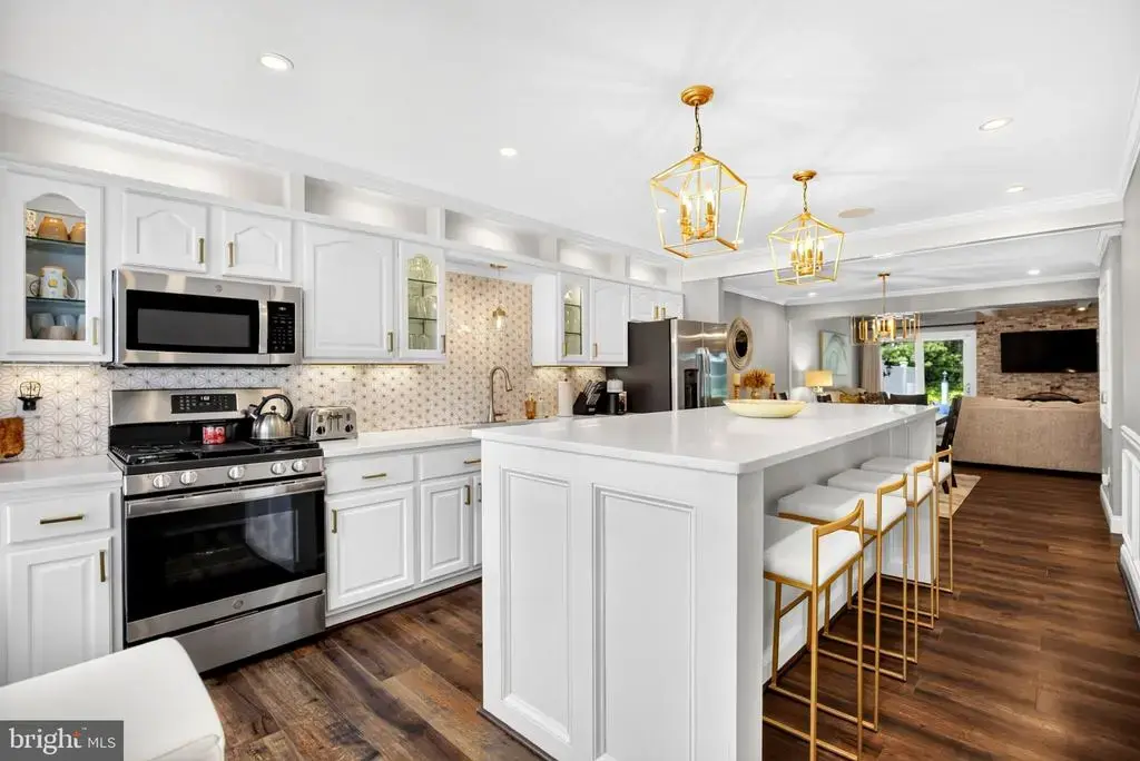 4 Farnwood Rd, MT LAUREL