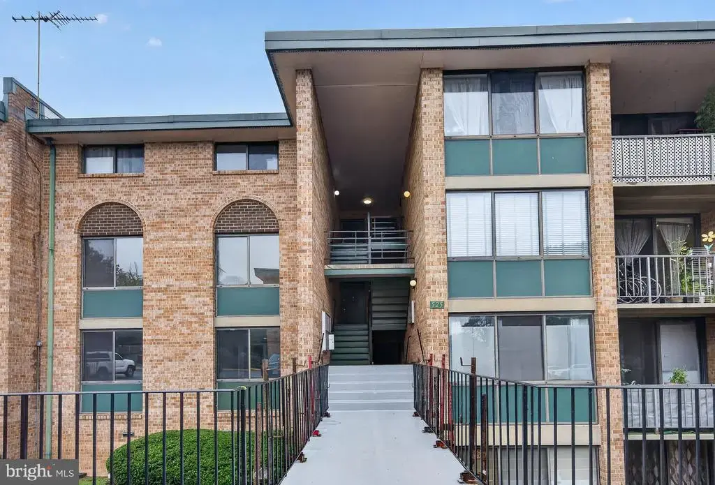 525 N Armistead St #101, ALEXANDRIA