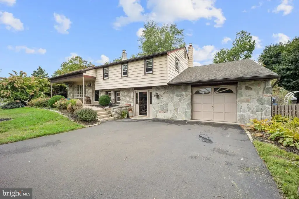 1043 Davisville Rd, SOUTHAMPTON