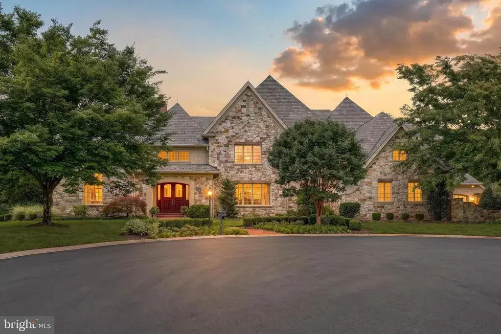 7 White Oak Cir, LEMOYNE