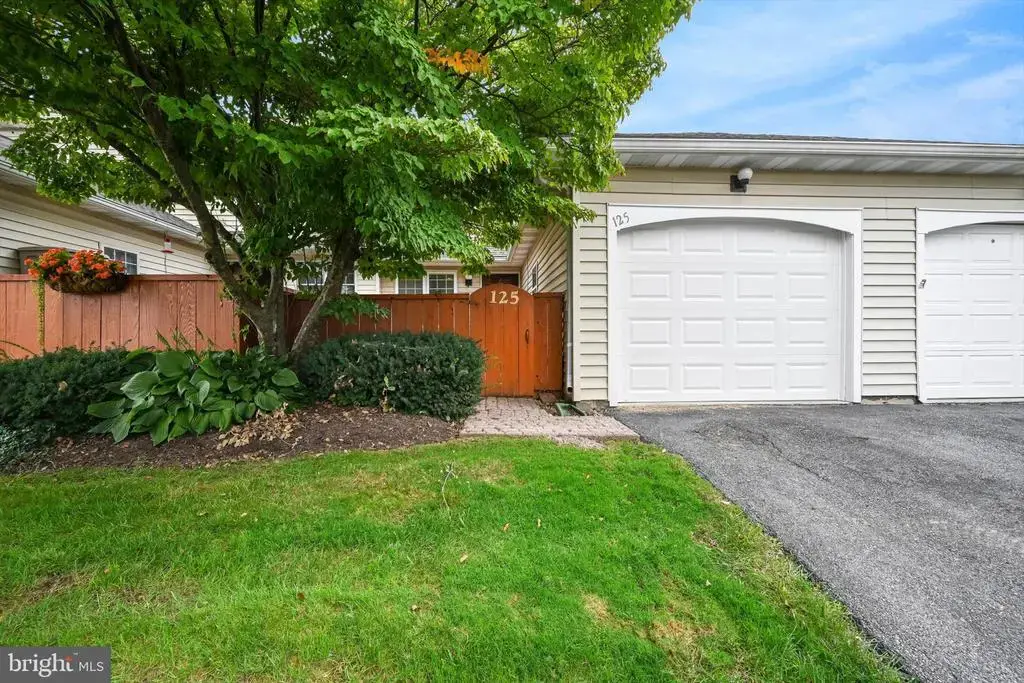 125 Treetops Dr, LANCASTER