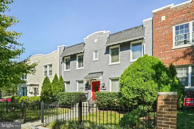 1102 Holbrook Ter Ne #3, Washington