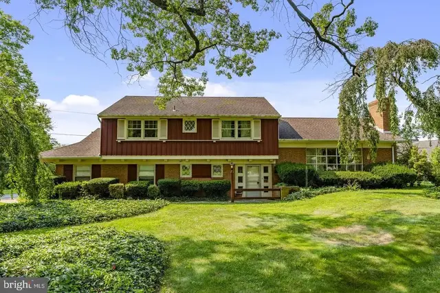 1230 Country Club Dr, Lancaster