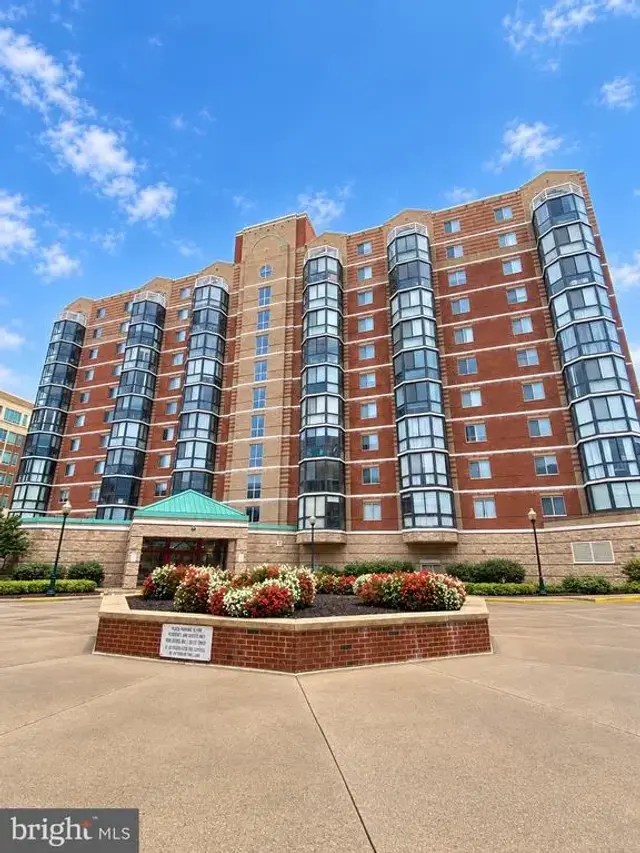 24 Courthouse Sq #1008 Or Ph8, Rockville
