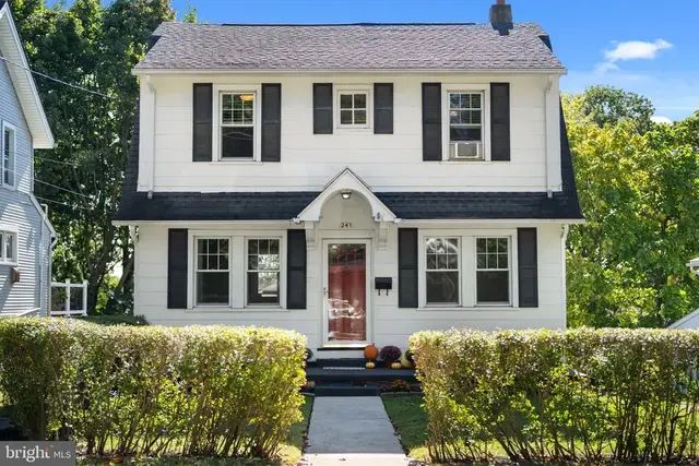 241 Edge Hill Rd, Glenside
