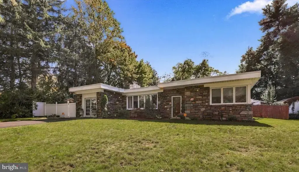 716 Martens Ln, SPRINGFIELD