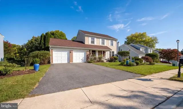 8 Country Hills Dr, Newark