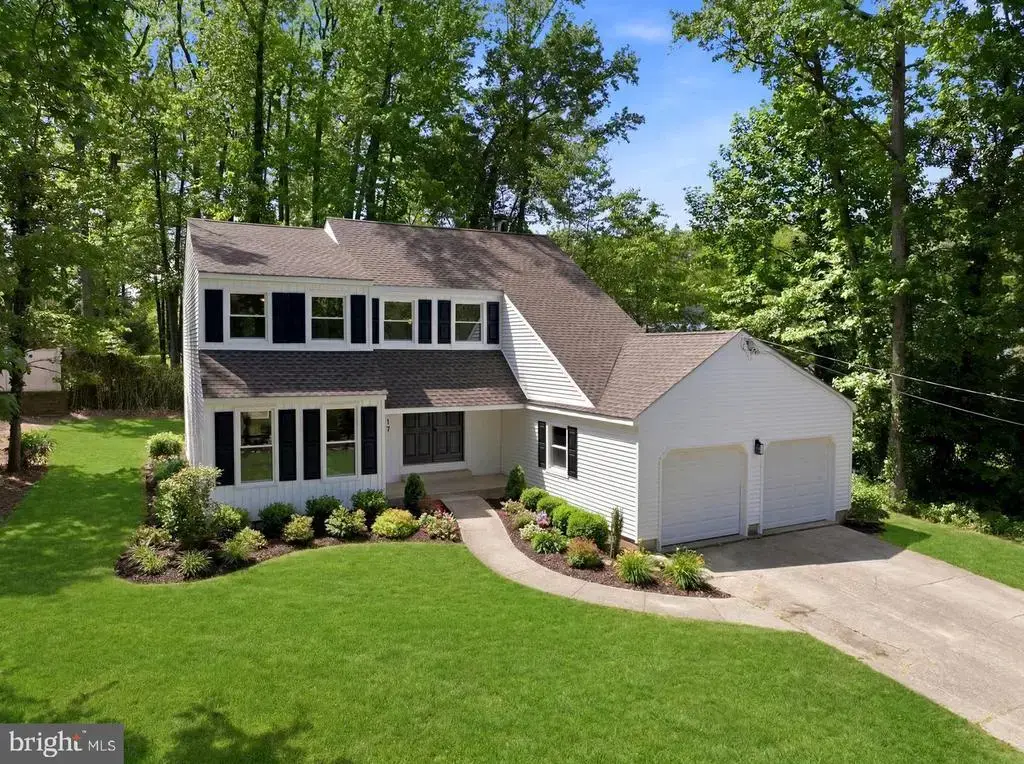 17 Lyman Ave, WOODBURY