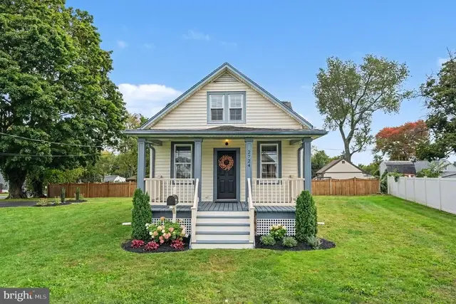 2724 New Falls Rd, Levittown