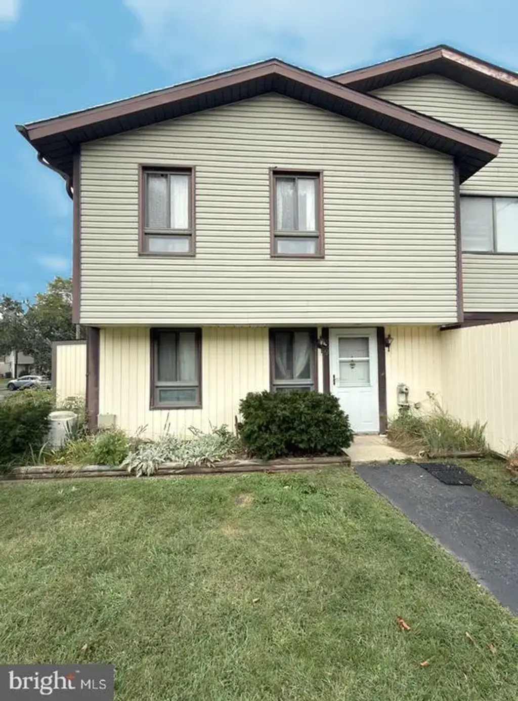 19 King Henry Cir, ROSEDALE