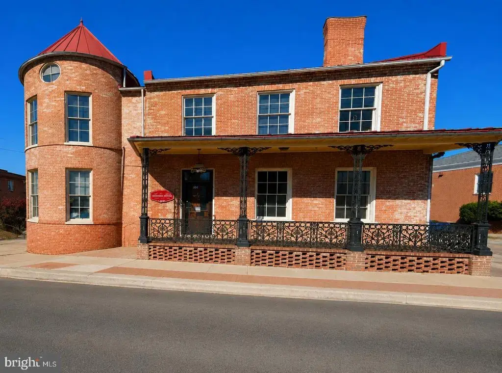 124 E Washington St, CHARLES TOWN