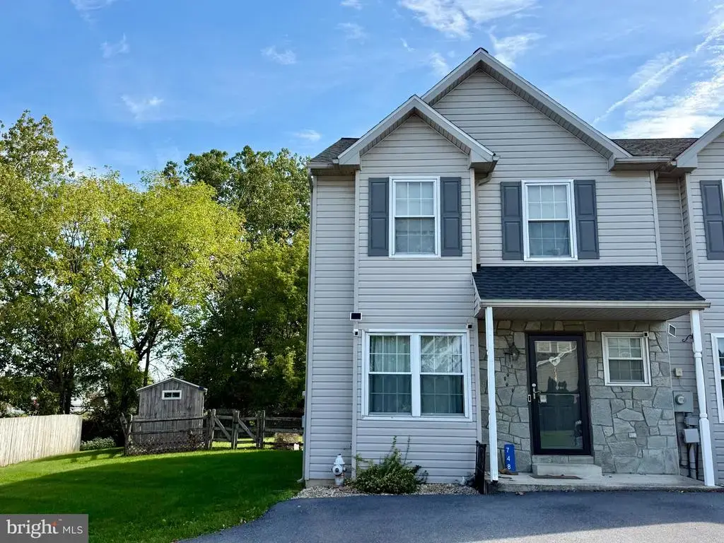 748 Golden Dr, BLANDON