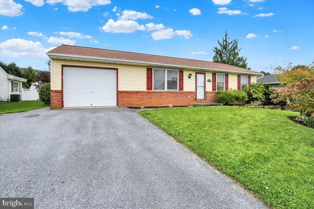 124 Treeline Dr, NEWMANSTOWN
