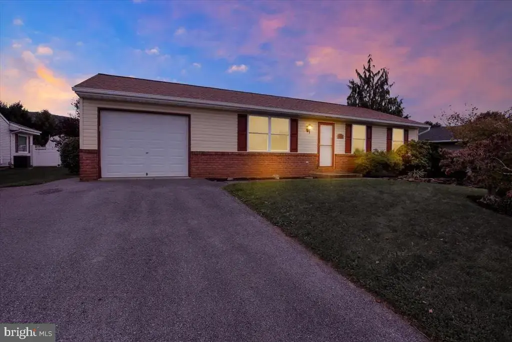 124 Treeline Dr, NEWMANSTOWN