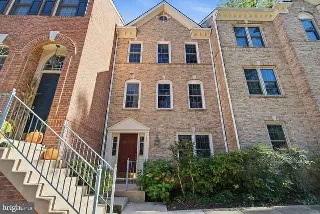 105 Rees Pl, Falls Church