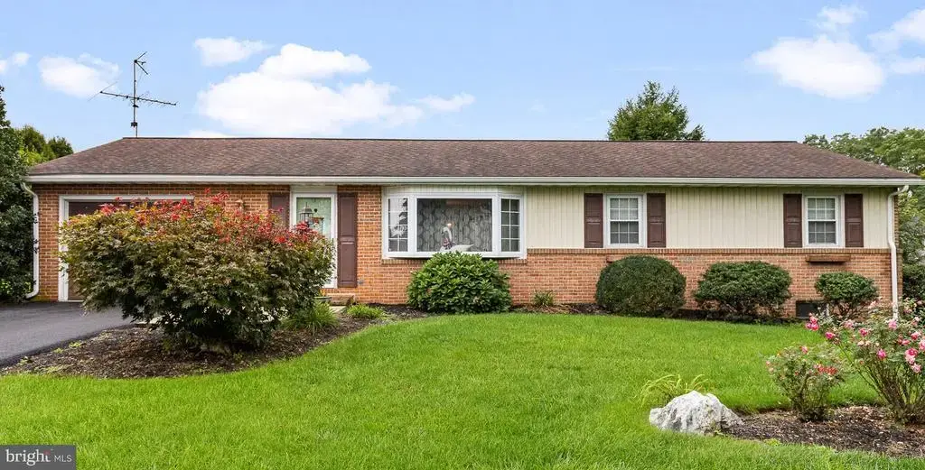 206 Mellinger Cir, EPHRATA
