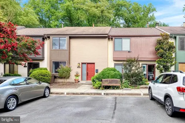 2053 Golf Course Dr, Reston