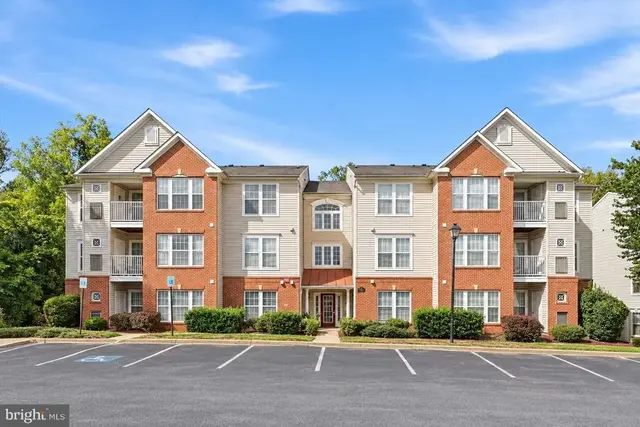 502 Bradley Ct #5g, Frederick