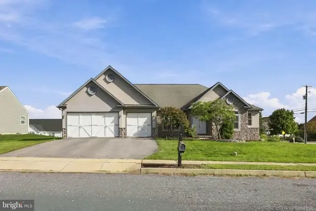 1001 River Crest Dr, Reading