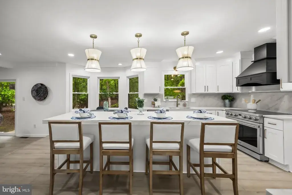 1 Dickson Dr, MEDFORD