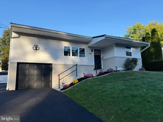 708 Edison Rd, Dauphin