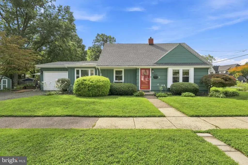 301 High St, MOORESTOWN