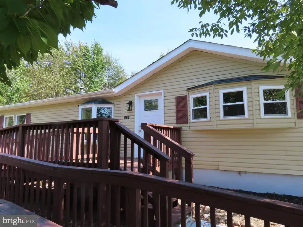 100 E Holly Dr, LINCOLN