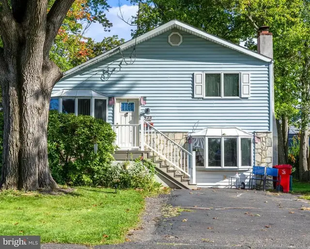 423 Sunnemeade Ave, Warminster
