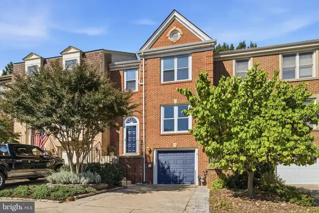414 Council Dr Ne, Vienna