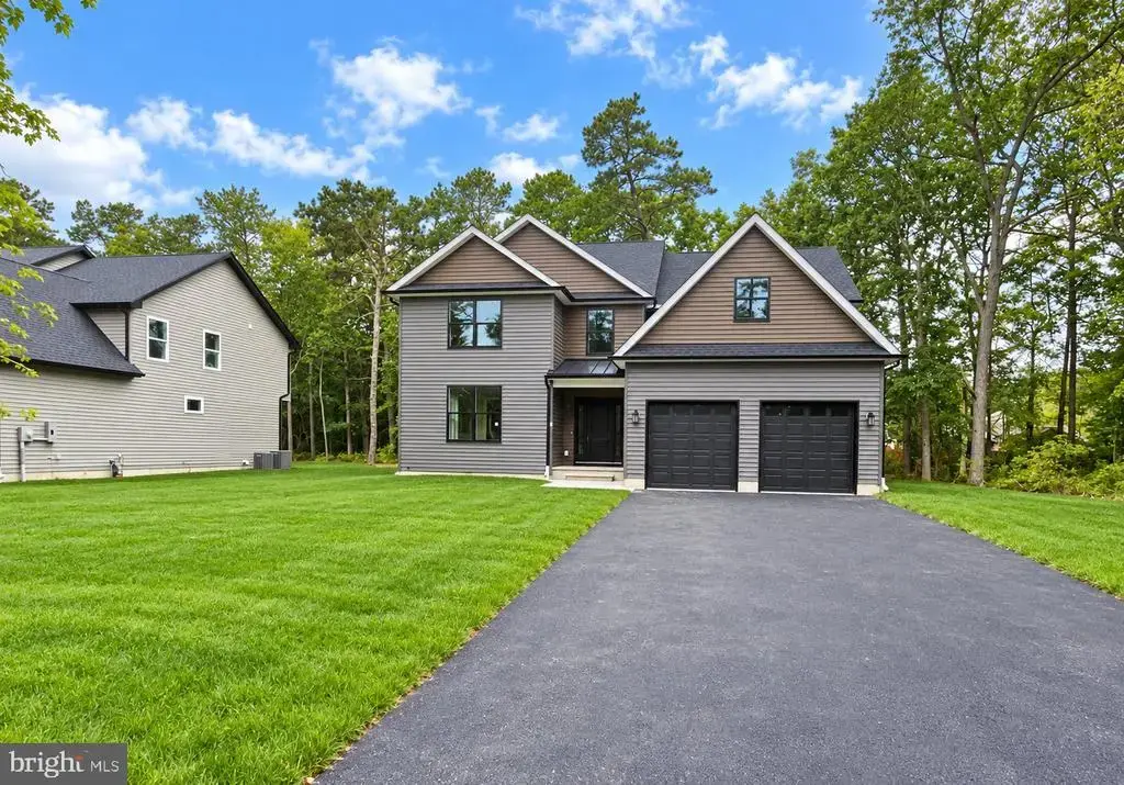 2 Railroad Ave, BAYVILLE