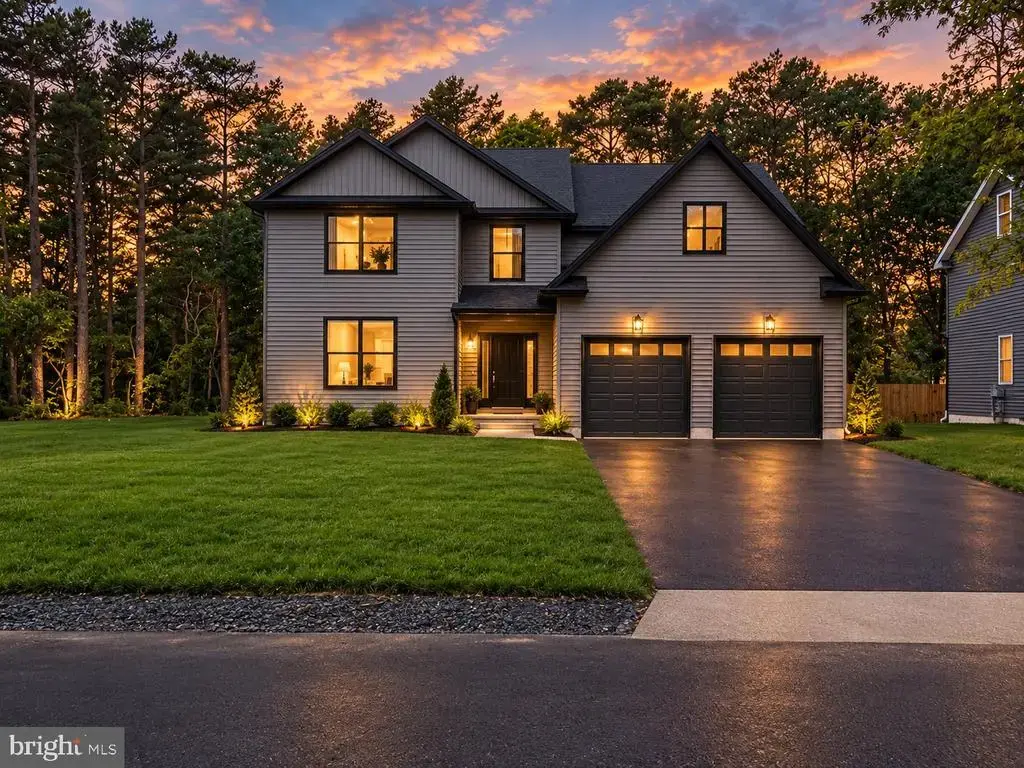 1 Railroad Ave, BAYVILLE