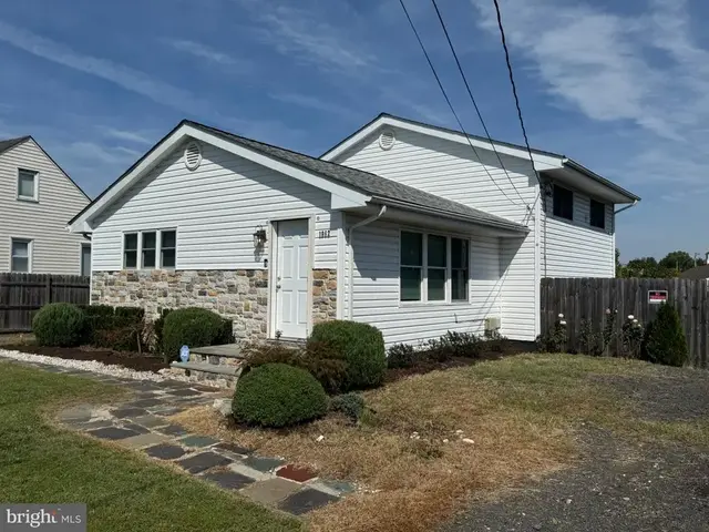 1952 Forest Dr, Annapolis