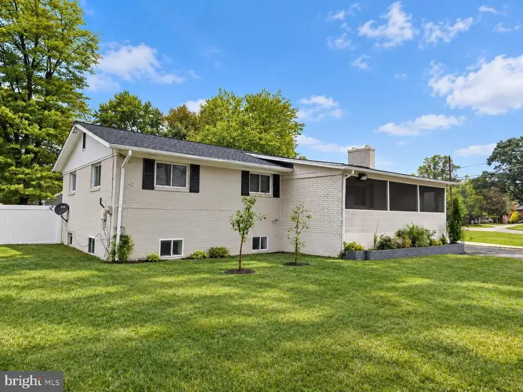 7411 Colchester Dr, CLINTON