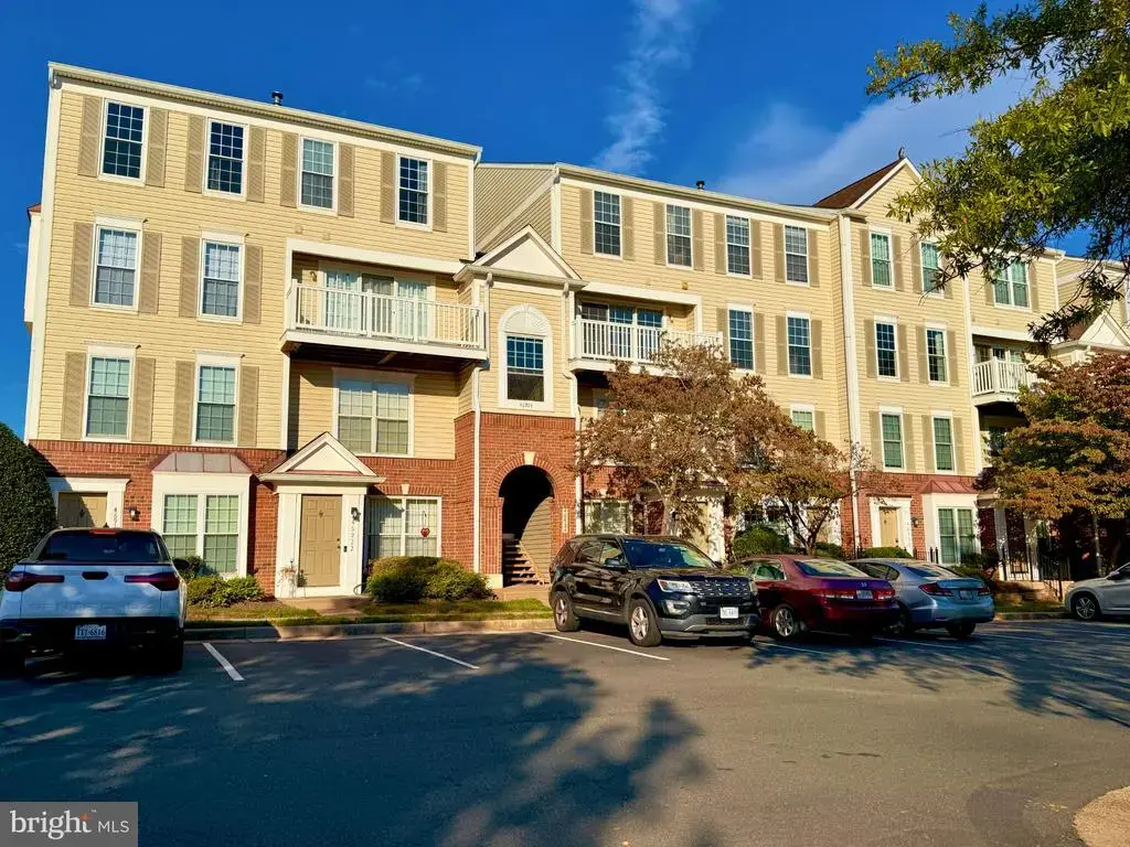 46924 Courtyard Sq #301, STERLING